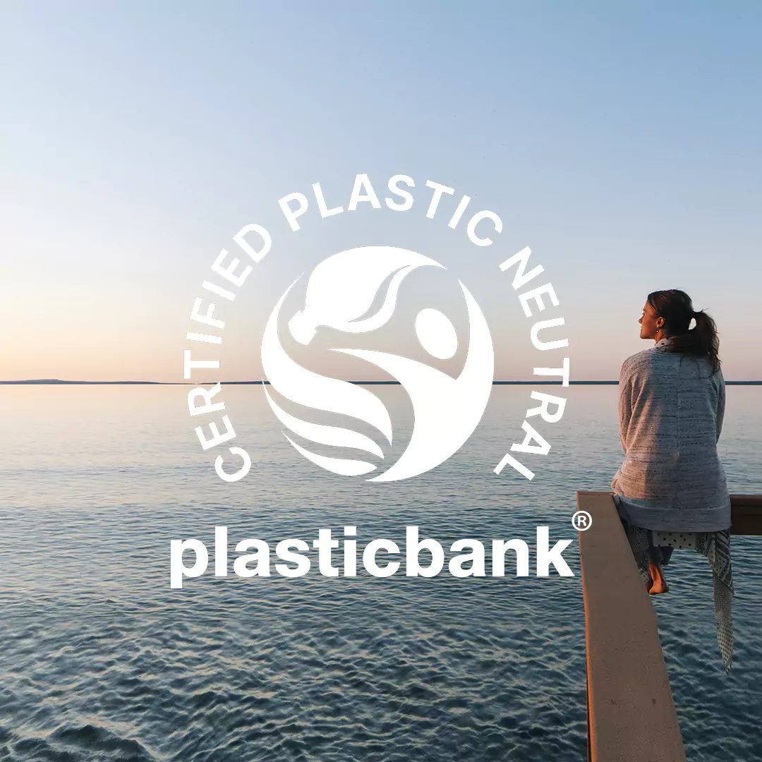 feel-proud-woman-sitting-1080x1080-v7-sg-web-6576533112254 plastic neutral